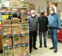 Lebensmitteltaschen-Spende von Kunden des REWE Dein Markt in Radevormwald